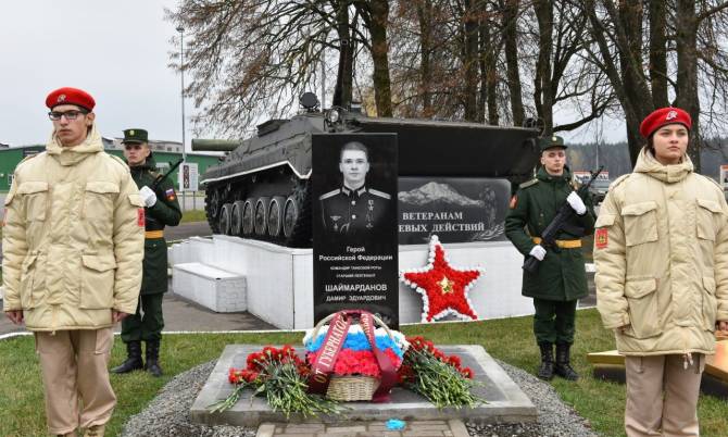 В Клинцах установили мемориал Дамиру Шаймарданову