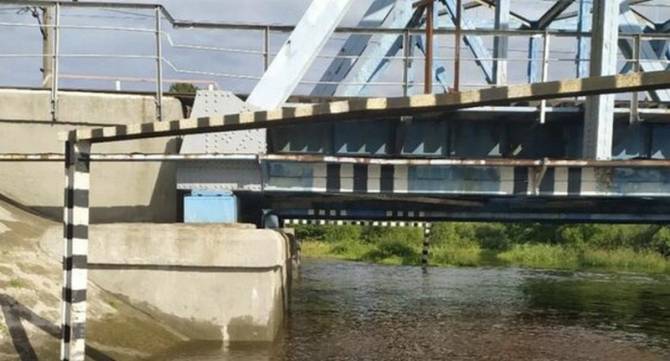 В Брянске из-за паводка затопило дорогу под мостом на Белорусской