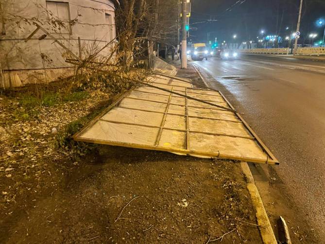 Ураган повалил хлипкий забор напротив вокзала «Брянск-I»