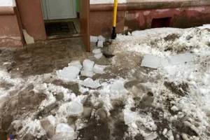 Рухнувшая с крыши дома глыба льда проломила голову 5-летнему мальчику
