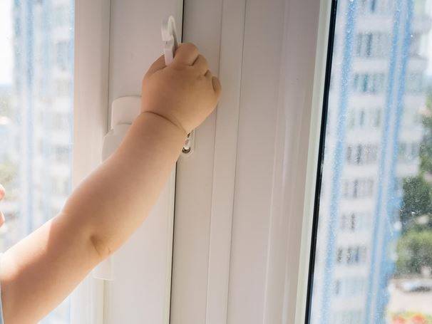 Брянский детский омбудсмен поддержала идею установки ограничителей на окнах