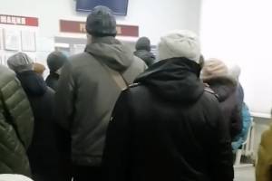 «Это не толпа»: в Брянске выстраиваются огромные очереди за талонами