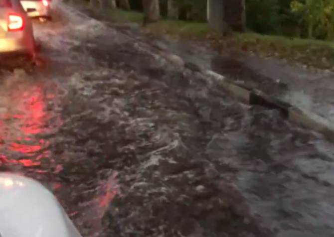 В Брянске после ливня затопило дорогу между Советским и Фокинским районами