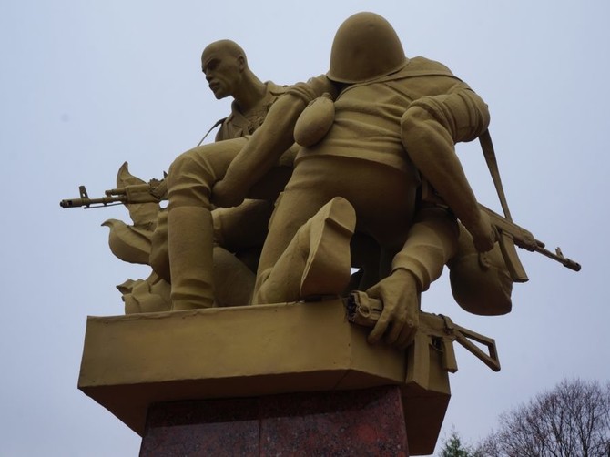 В Брянске начали ремонтировать поврежденный памятник воинам-афганцам