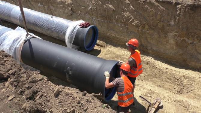 В Брянске у «Аэропарка» уложили гигантские канализационные трубы