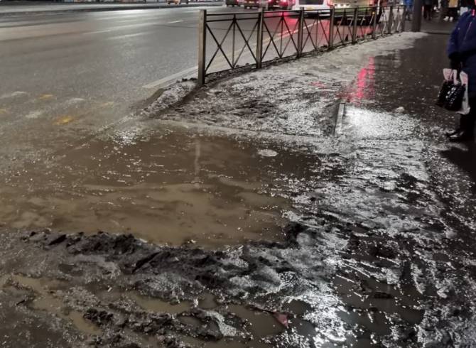 На Авиационной улице в Брянске новый тротуар утонул в грязи