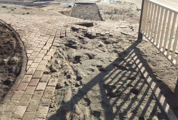 В Брянске развалился новый тротуар возле школы №71