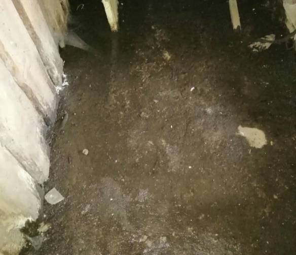 В Глинищево жильцы многоэтажки 4 месяца живут с затопленным подвалом