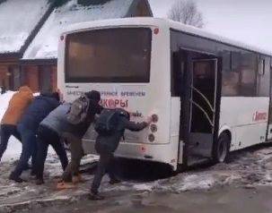В Брянске пассажирам пришлось выталкивать застрявший автобус
