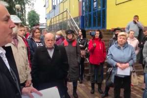 В Брянске сторонники Коломейцева устроили митинг около суда
