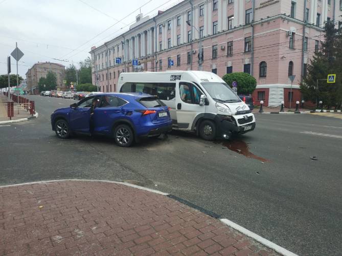 В Брянске возле ЦУМа столкнулись маршрутка №46 и легковушка