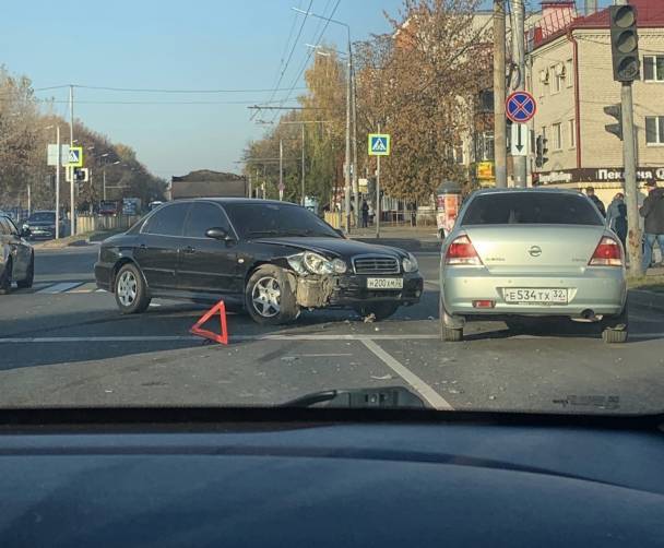 В Брянске на Станке Димитрова столкнулись две легковушки 