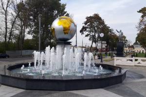 В Брянске у железнодорожного вокзала запустили новый фонтан