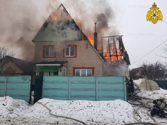 В брянском селе Супонево сгорели жилой дом и гараж