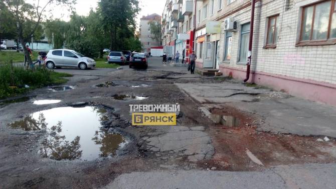 Брянцы пожаловались на разбитую дорогу в Новозыбковском переулке