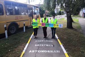 В Севске «Родительские патрули» расписали предупреждениями тротуары