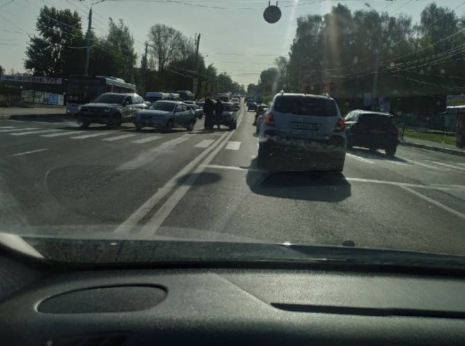 В Брянске на болгарах столкнулись две легковушки