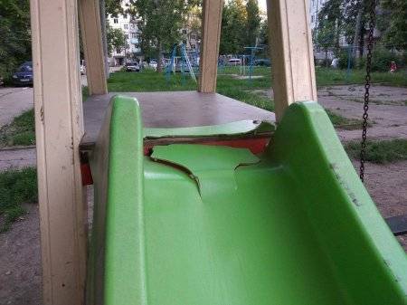 В Новозыбкове детям приходится играть на сломанной горке