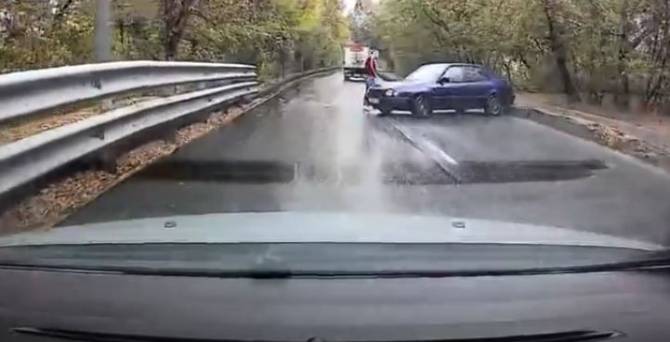 В Брянске закрутившаяся на дороге Toyota едва не попала в ДТП