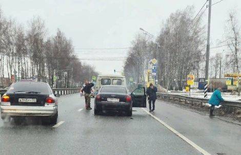 На въезде в брянское село Супонево иномарка протаранила УАЗ