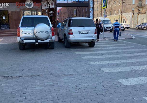 В Брянске наглый водитель оставил Mercedes на «зебре»