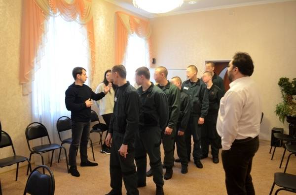 В Брянске трудных подростков научили медитации