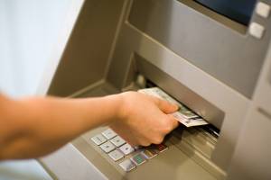 В Брянске 36-летняя женщина украла забытые в банкомате деньги и попала под статью