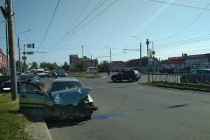В Брянске на Станке-Димитрова водитель Mitsubishi проехал на «красный» и врезался в Nissan