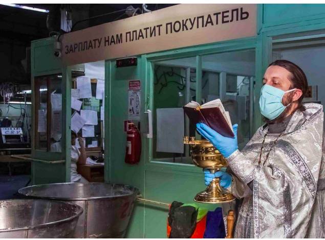 В Дятькове на хлебокомбинате освятили куличи