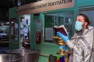 В Дятькове на хлебокомбинате освятили куличи