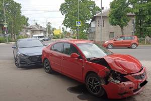 В Брянске женщина на Hyundai врезалась в Mazda и покалечила 25-летнюю девушку
