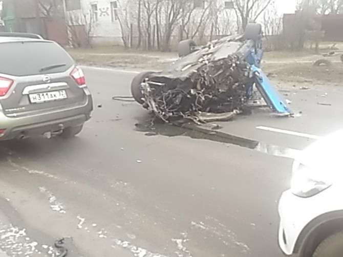 В Брянске водитель BMW протаранил дом и перевернулся