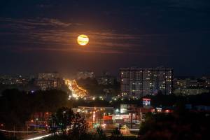 В Брянске запечатлели необычайно красивую полную луну
