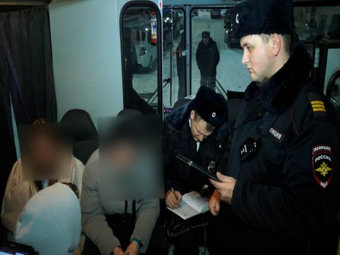 В Брянске силовики нагрянули с проверкой в ночной клуб, возле которого блогерша сожгла паспорт