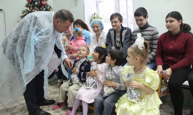В Брянске чиновники привезли подарки пациентам областного тубдиспансера