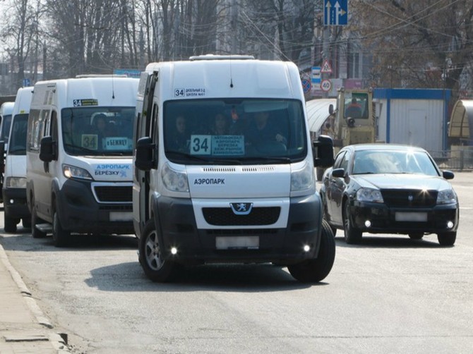 Брянских чиновников заставили разместить на остановках расписание маршруток