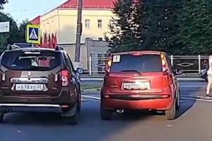 В Брянске сняли на видео автохама на Renault