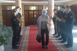 Женщин Фокинского района досрочно поздравили с 8 марта