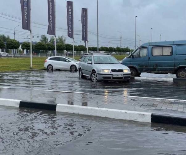 В Брянске затопило парковку у ТРЦ «Аэропарк»