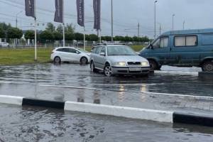 В Брянске затопило парковку у ТРЦ «Аэропарк»