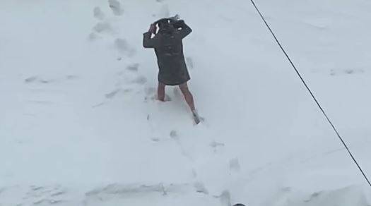 Бегающего в Брянске полуголого мужчину в фуражке сняли на видео в лютый холод