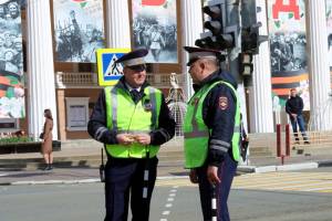 В Брянске безопасность 9 Мая обеспечили 1900 полицейских
