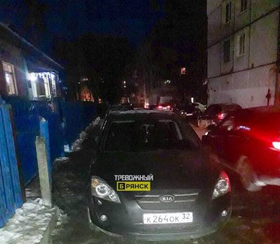 В Брянске водитель Kia перекрыл дорогу в детский сад