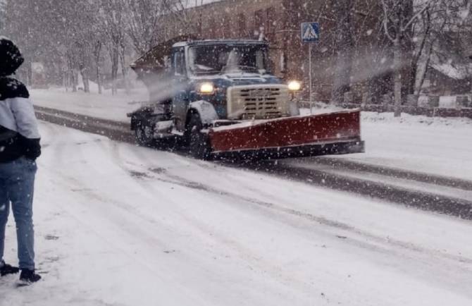 В Брянске коммунальщики вышли на борьбу со снегом