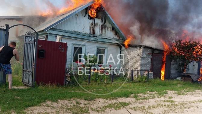 При обстреле брянского посёлка Белая Берёзка сгорели два жилых дома