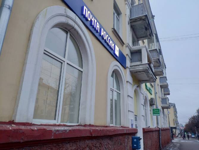 В Брянске на клиентов «Почты России» посыпались обломки разваливающегося дома