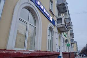В Брянске на клиентов «Почты России» посыпались обломки разваливающегося дома