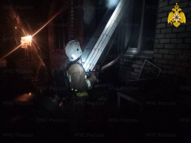 В горящем доме в Клинцах погиб 55-летний мужчина