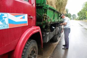 В Клинцах инспекторы проверили техническое состояние грузовиков