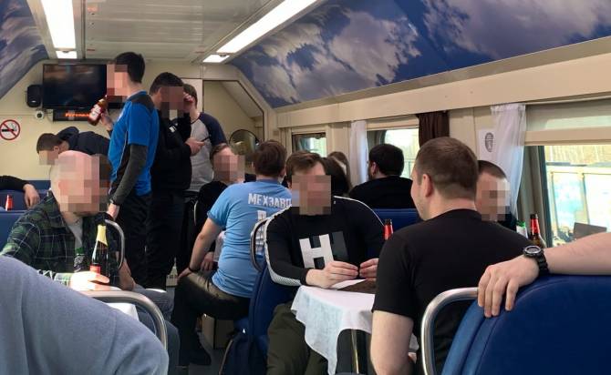 Болельщики «Крыльев Советов» устроили балаган в поезде до Брянска
